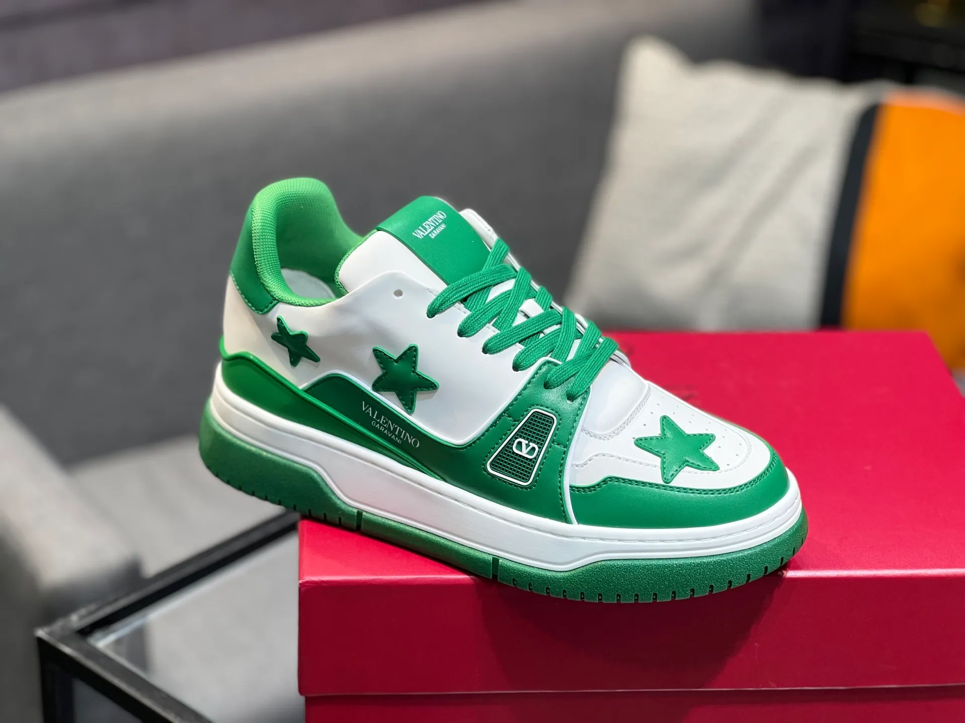 Men's Men's Shoes 💰660 Valentino 2023 early autumn new star shoes are now online! Wang Hedi and Ren Jialun have been worn by many celebrities. Who can refuse the same couple shoes as Wang Hedi! The design of Stars Stab My Heart is cool and spicy. The material of the shoes is cowhide, and every color is beautiful! Size 35-40, men’s size 39-44 (women’s 41, men’s 38, 45🉑️customized)